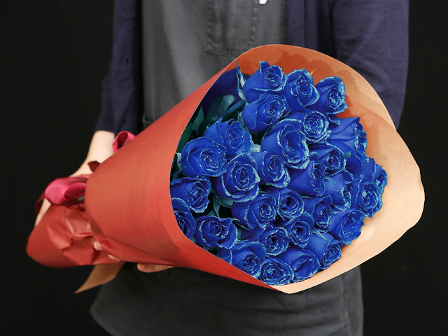 ２８本の青い煌薔薇の花束 きらきら輝くバラの宝石 花言葉カード付き 送料一律1800円 一部地域を除く フラワーショップ花夢