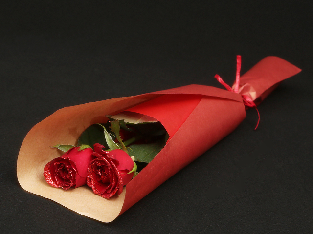 ２本の煌薔薇の花束～きらきら輝くバラの宝石（花言葉カード付き） 【送料一律1800円（※一部地域を除く）】 フラワーショップ花夢