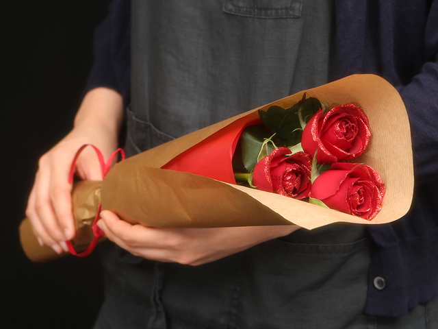 ３本の煌薔薇の花束～きらきら輝くバラの宝石（花言葉カード付き） 【送料一律1800円（※一部地域を除く）】 フラワーショップ花夢